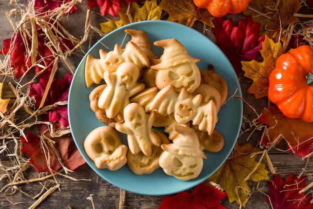 Selbst gemachte Halloween-Plätzchen auf Holztisch. Ansicht von oben