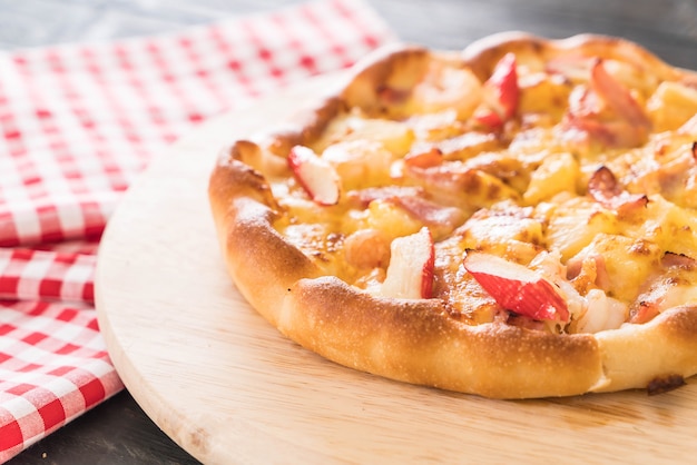 Selbst gemachte hawaiische Meeresfrüchtepizza