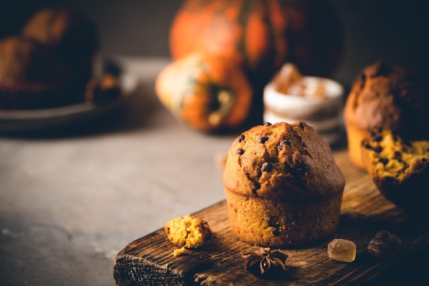 Selbst gemachte Herbst-Kürbis-Muffins mit Zimt und Schokolade