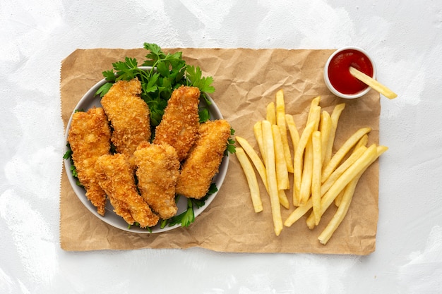 Selbst gemachte Hühnernuggets zerschlagen mit Panko