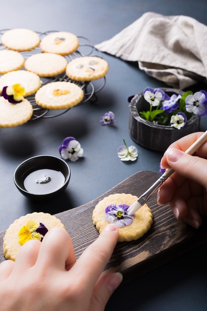 Selbst gemachte Keksplätzchen mit essbaren Blumen