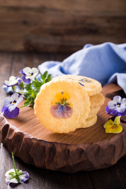 Selbst gemachte Keksplätzchen mit essbaren Blumen