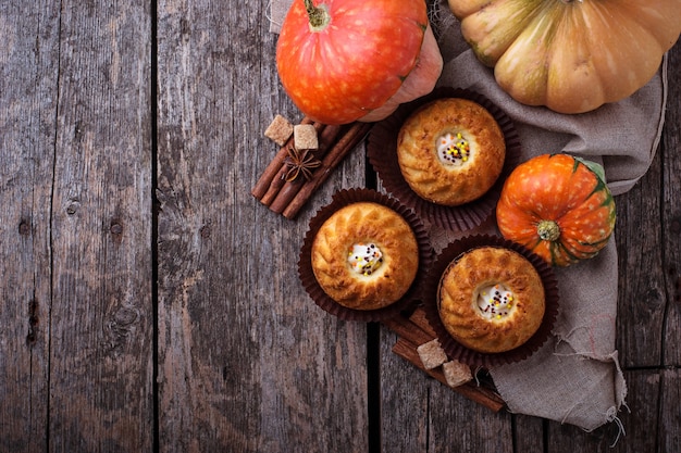 Selbst gemachte Kürbisgewürzkleine kuchen. Selektiver Fokus