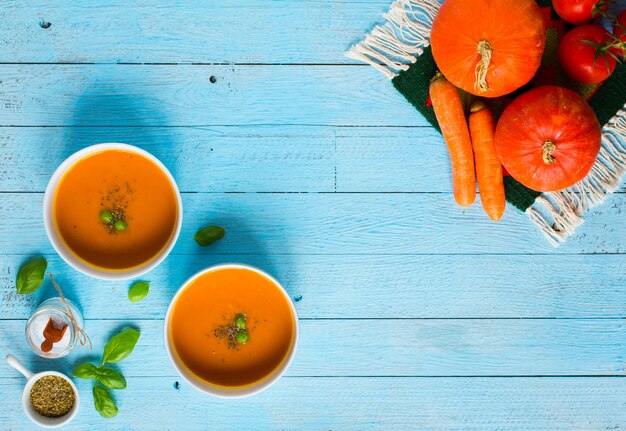 Selbst gemachte Kürbissuppe auf freiem Raum des rustikalen hölzernen Hintergrundes für Text.