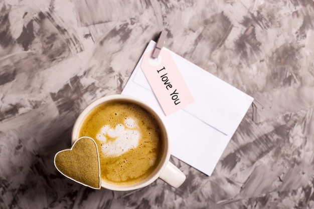 Selbst gemachte Lebkuchenplätzchen in Form eines Herzens auf einer Cappuccinoschale