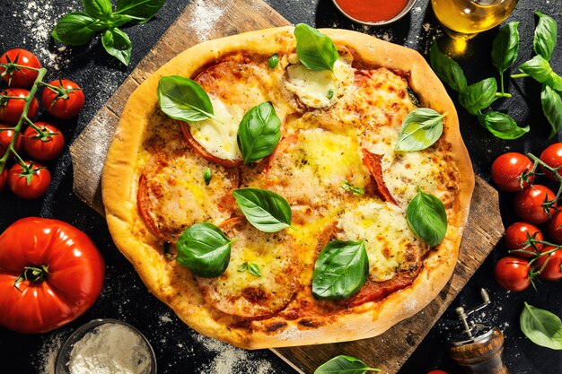 Selbst gemachte Pizza mit Mozzarella auf Dunkelheit