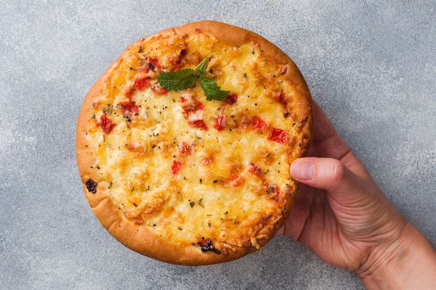 Selbst gemachte Pizzatortilla mit Tomate und Käse