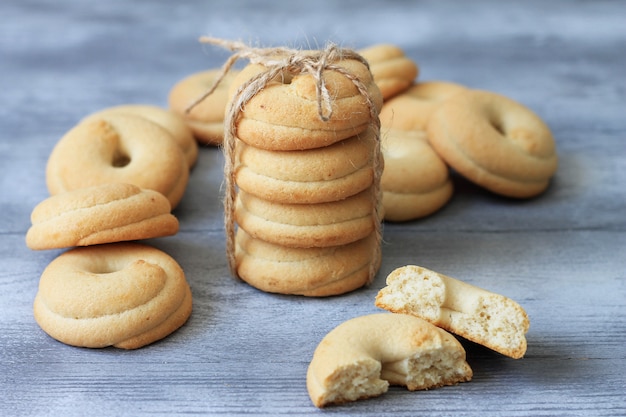 Selbst gemachte plätzchen gebunden mit seil.