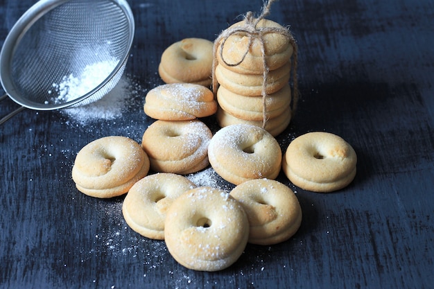 Selbst gemachte Plätzchen gebunden mit Seil.