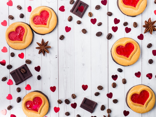 Selbst gemachte Plätzchen mit einem roten Jam Heart Valentine&#39;s Day