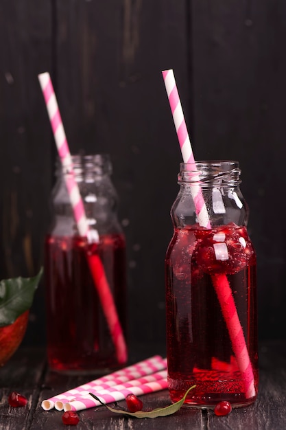 Selbst gemachte rote Granatapfellimonade in den kleinen Glasflaschen