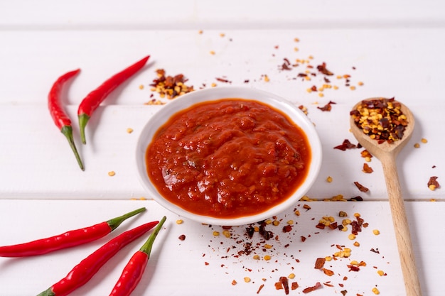 Selbst gemachte rote Harissa Paste, Paprikapfeffergewürze und frische rote Paprikapfeffer.