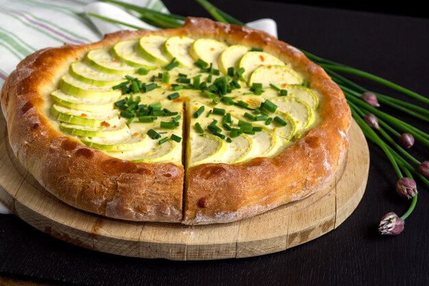 Selbst gemachte rustikale Torte mit Zucchini und Frühlingszwiebeln.