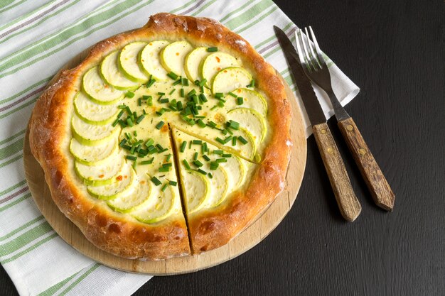 Selbst gemachte rustikale Torte mit Zucchini und Frühlingszwiebeln.