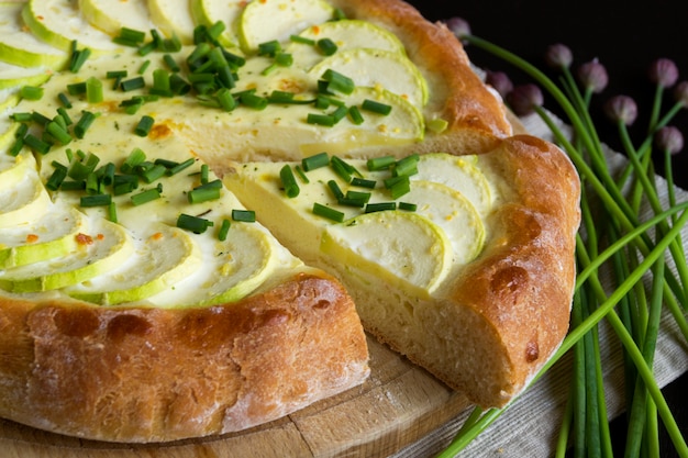 Selbst gemachte rustikale Torte mit Zucchini und Frühlingszwiebeln.