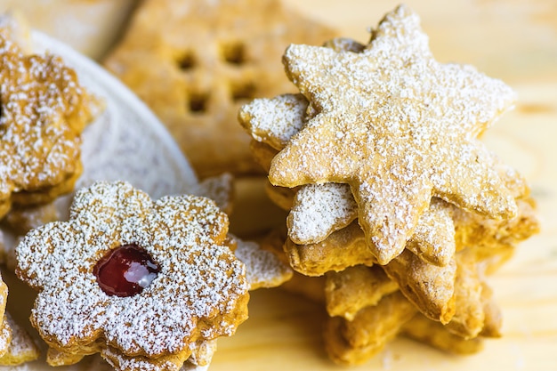 Selbst gemachte weihnachtslebkuchen linzer shortbread-plätzchen-verschiedene formen