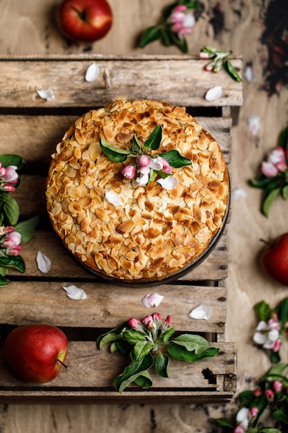 Selbst gemachter Apfelkuchen auf einem Holztisch