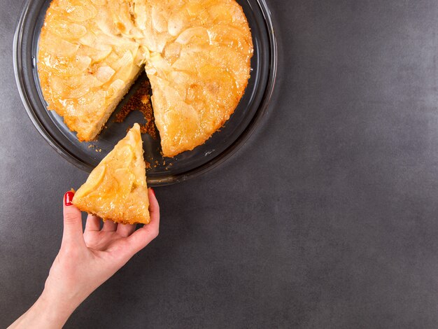 Selbst gemachter Apfelkuchen auf einer Steinarbeitsplatte.