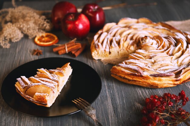 Selbst gemachter Apfelkuchen lokalisiert auf hölzernem Hintergrund