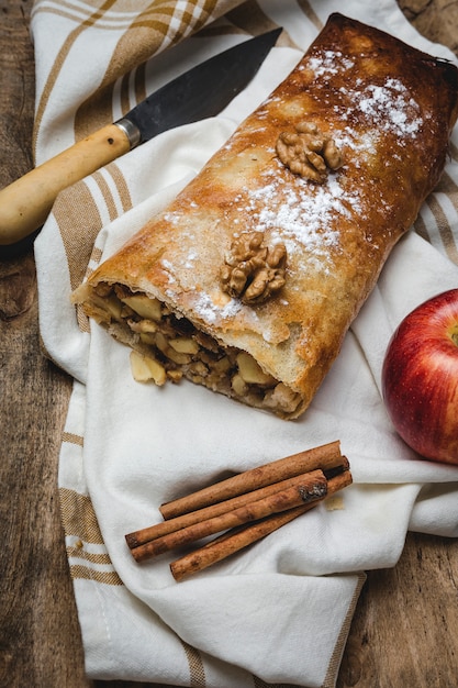 Selbst gemachter Apfelstrudel mit Nüssen