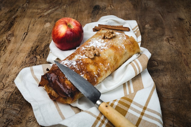 Selbst gemachter Apfelstrudel mit Nüssen