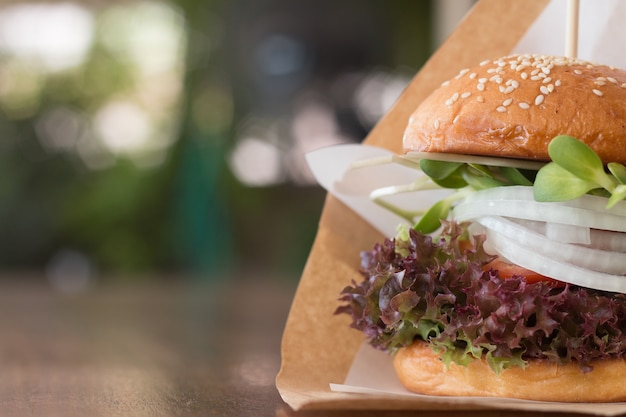 Selbst gemachter Burger auf dem Holztisch