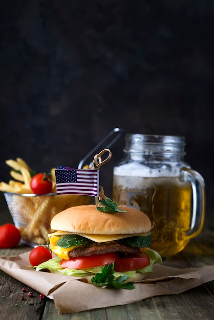 Selbst gemachter Burger mit Brötchen