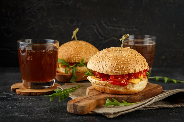 Selbst gemachter Burger mit Rucola, Tomate und Käse