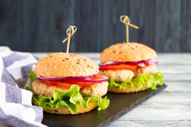 Selbst gemachter gesunder die Türkei-Burger mit Kopfsalat und Tomate. selektiver fokus