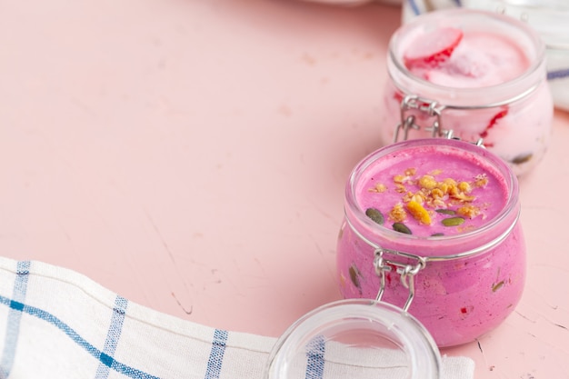 Selbst gemachter gesunder Joghurt mit Müsli und Blaubeeren