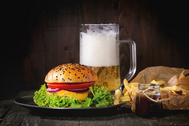 Selbst gemachter Hamburger mit Bier und Kartoffeln