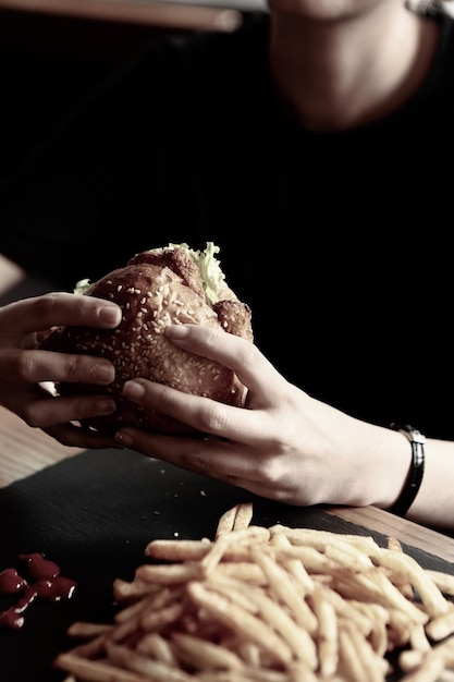 Selbst gemachter Hamburger mit Frischgemüse