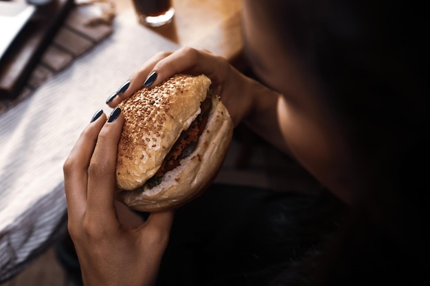 Selbst gemachter Hamburger mit Frischgemüse