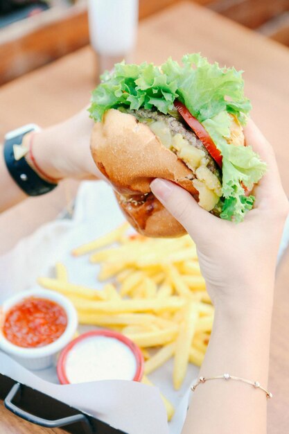 Selbst gemachter Hamburger mit Frischgemüse