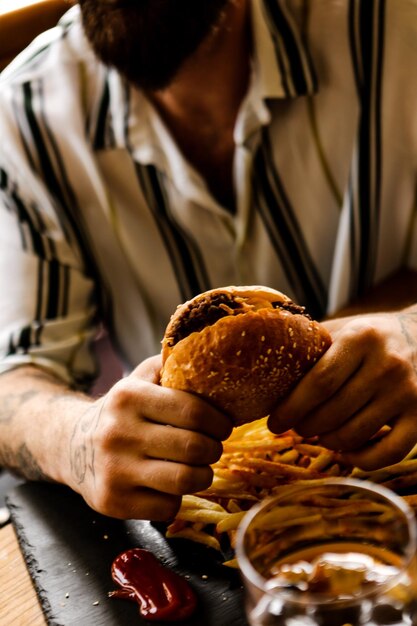 Selbst gemachter Hamburger mit Frischgemüse