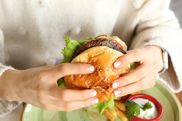 Selbst gemachter Hamburger mit Frischgemüse