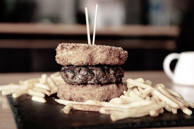 Selbst gemachter Hamburger mit Frischgemüse