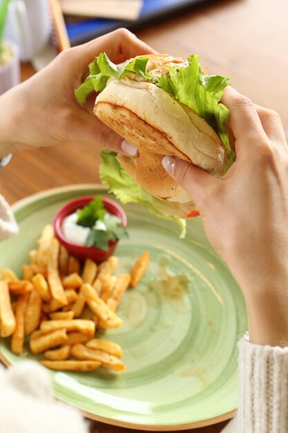 Selbst gemachter Hamburger mit Frischgemüse