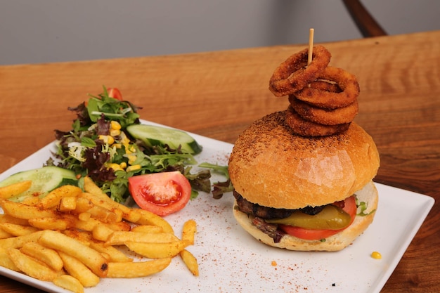 Selbst gemachter Hamburger mit Frischgemüse