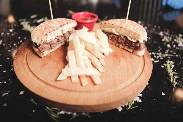 Selbst gemachter Hamburger mit Frischgemüse