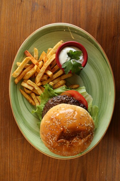 Selbst gemachter Hamburger mit Frischgemüse