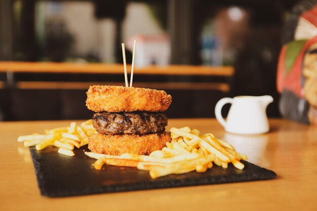 Selbst gemachter Hamburger mit Frischgemüse