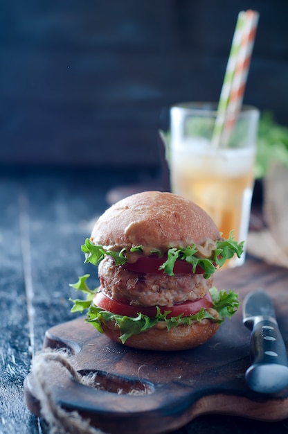 Selbst gemachter Hamburger mit Frischgemüse