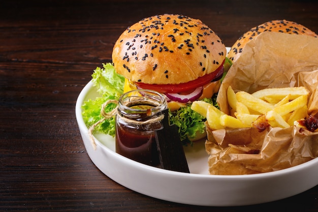 Selbst gemachter Hamburger mit Pommes-Frites