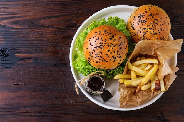 Selbst gemachter Hamburger mit Pommes Frites