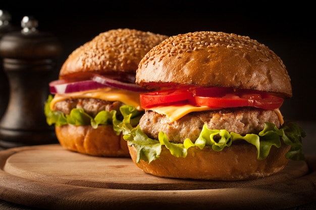 Selbst gemachter Hamburger mit Rindfleisch, Zwiebel, Tomate, Kopfsalat und Käse. Cheeseburger.