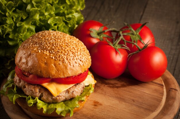 Selbst gemachter Hamburger mit Rindfleisch, Zwiebel, Tomate, Kopfsalat und Käse.