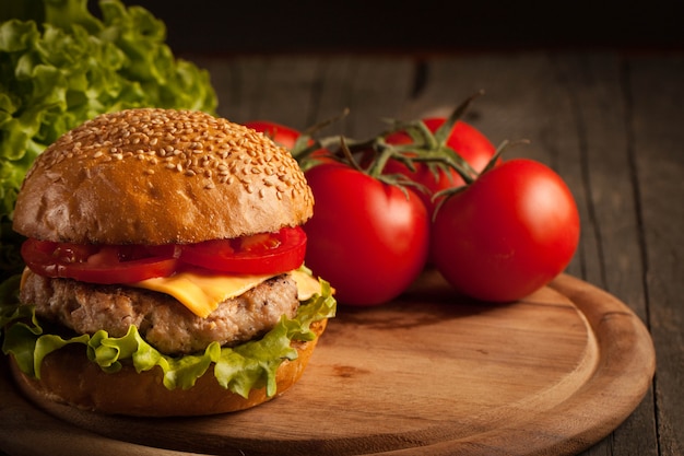Selbst gemachter Hamburger mit Rindfleisch, Zwiebel, Tomate, Kopfsalat und Käse.