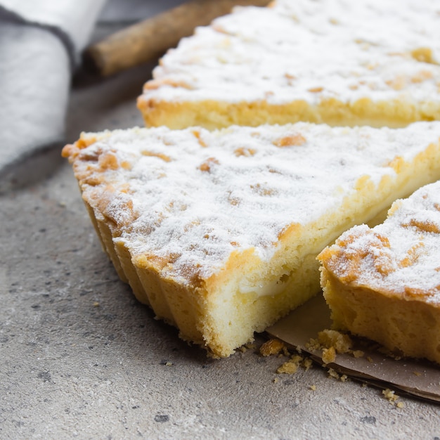 Selbst gemachter Hüttenkäse-Tortenkuchen auf Steintabelle