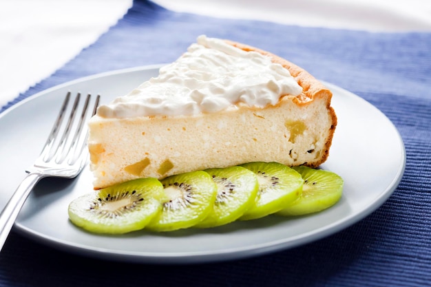 Foto selbst gemachter hüttenkäse- und grießkuchen mit kiwi und sahne